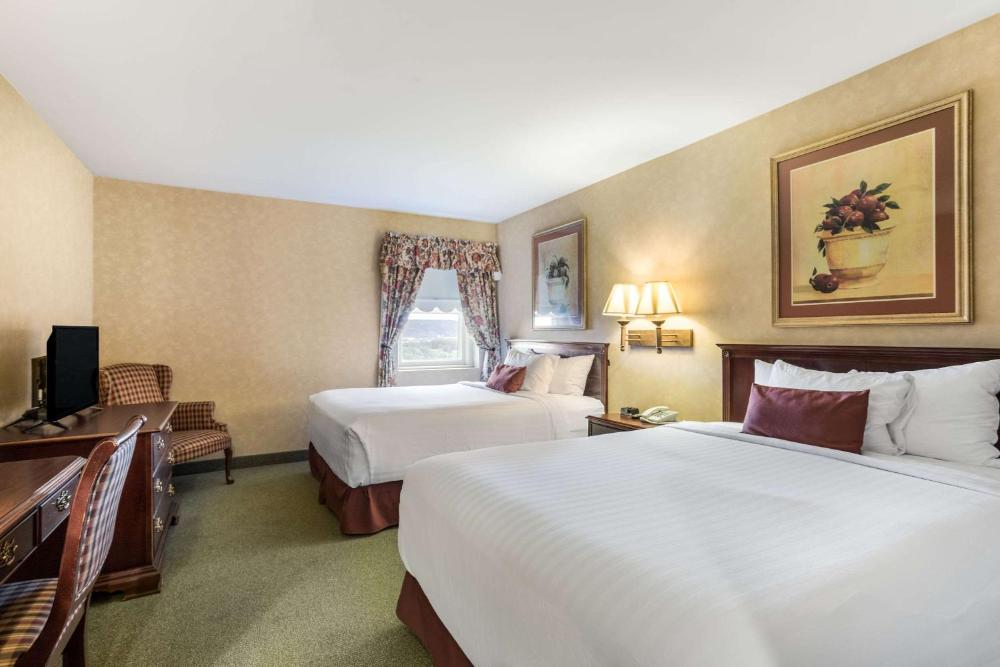 Queen Room with Two Queen Beds - Non-Smoking interior